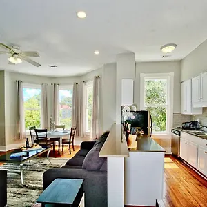 2 Bedroom Renovated Townhouse In Downtown Savannah